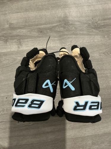 Utah hockey club Hayton Bauer Vapor Hyperlite Gloves 13" Pro Stock (Used)
