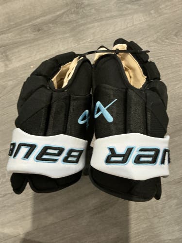 Utah hockey club Bortuzzo Bauer Vapor Hyperlite Gloves 15" (Used)