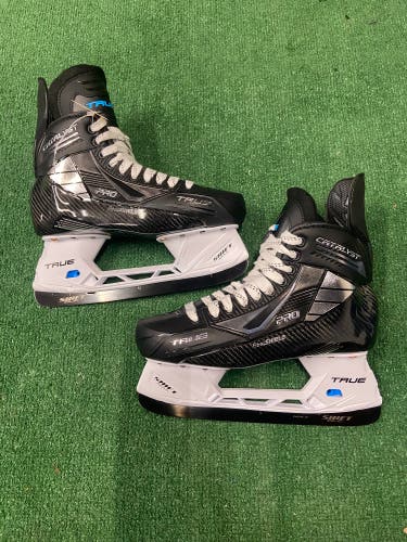Senior True Catalyst Pro Hockey Skates Regular Width Pro Stock 9 (New)