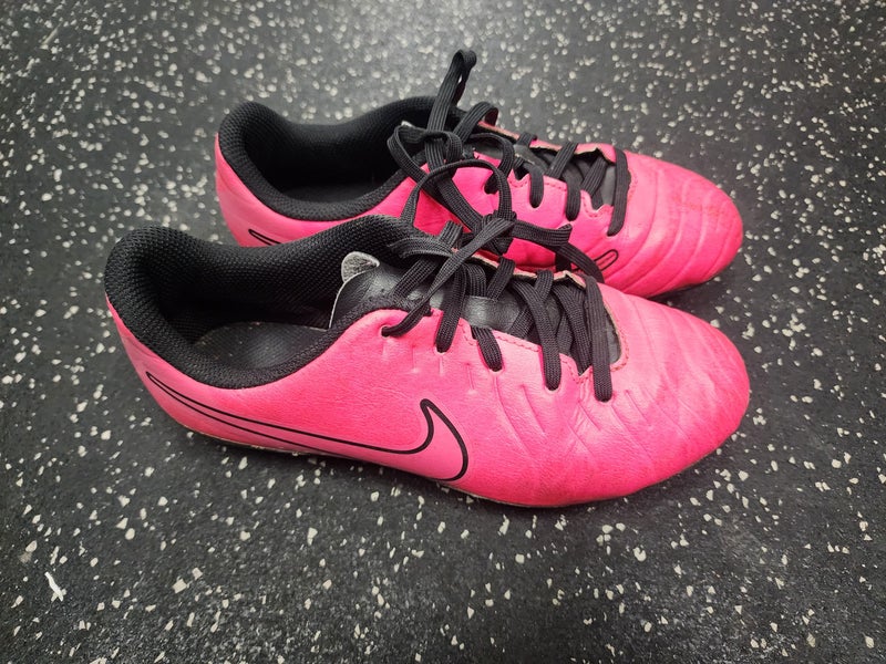 Used Nike Soccer Cleats Pink Junior 02.5 11849-S000034204