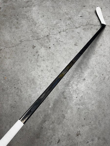 P28 77 Flex Senior Bauer Vapor Hyperlite Left Handed Hockey Stick Pro Stock (Used) KUCHEROV