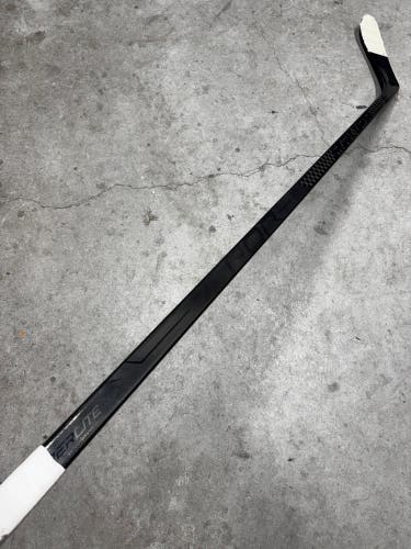 P28 77 Flex Senior Bauer Vapor Hyperlite Left Handed Hockey Stick Pro Stock (Used) KUCHEROV