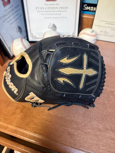 2024 Wilson A2000 RH Pitcher's Baseball Glove 12" (New)