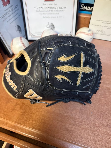 2024 Wilson A2000 RH Pitcher's Baseball Glove 12" (New)