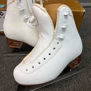 Risport Figure Skates B Junior 10  (180) (New in box Pair)