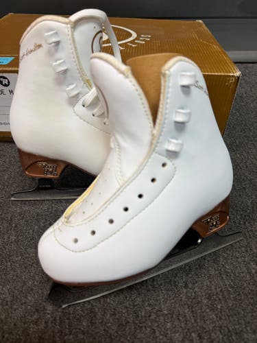 Risport Figure Skates B Junior 10  (180) (New in box Pair)