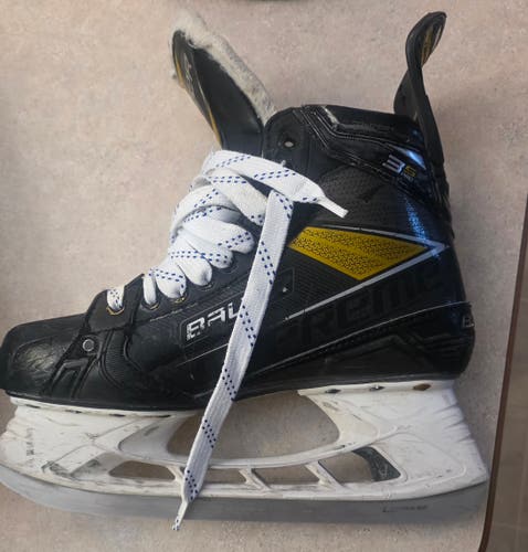 2023 Bauer Supreme 3S Pro Hockey Skates Regular Width 9 (Used)