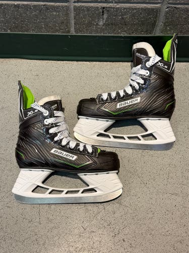 MINT CONDITION Junior Bauer XLS Hockey Skates Size 2