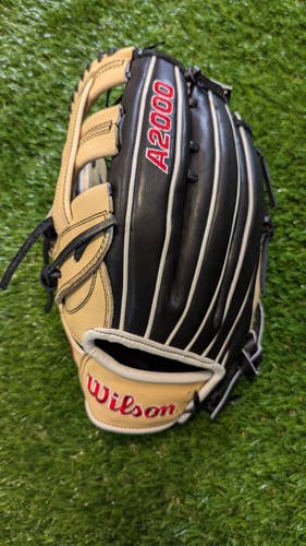 Wilson RH Outfield A2000 1750 Baseball Glove 12.5" WBW101393125 (NEW)