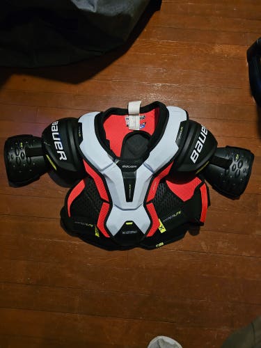Large Intermediate Bauer Vapor Hyperlite Shoulder Pads (Used)