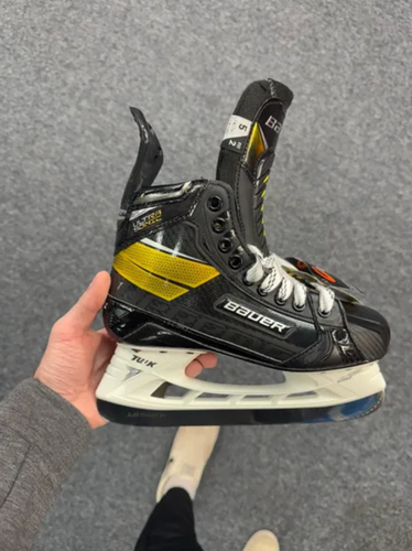 Bauer Supreme Ultrasonic Hockey Skates Regular Width Size 5 (New)