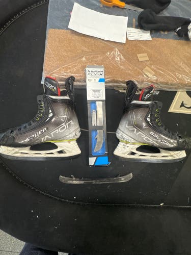 Bauer Vapor Hyperlite Hockey Skates Size 5.5 Fit 2 (Includes 3 sets of blades/steel)