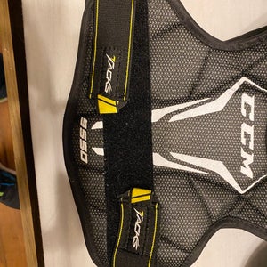 Large Youth CCM Tacks 9550 Shoulder Pads (Used)