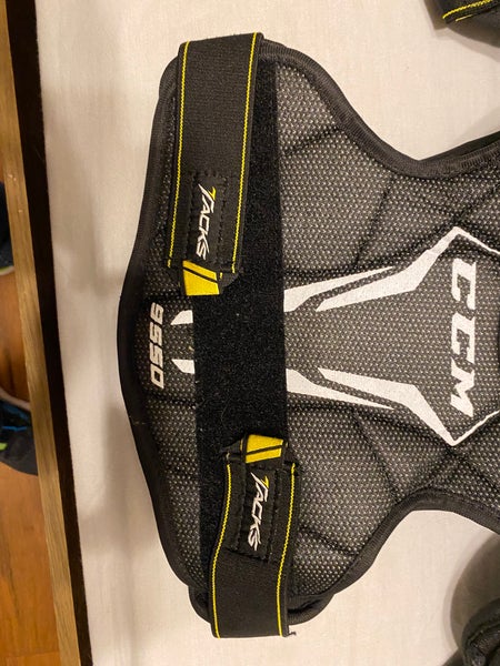 Large Youth CCM Tacks 9550 Shoulder Pads (Used)