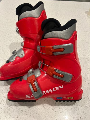 Mondo 23 & 23.5 Salomon Performa T3 Ski Boots (Used)
