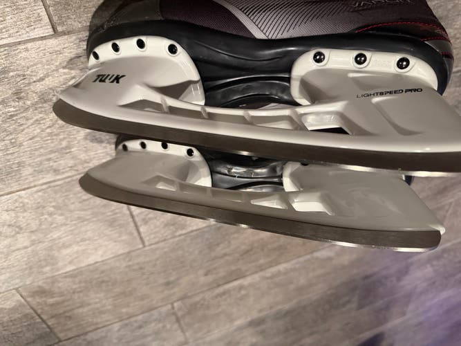 2013 Bauer Vapor X40 Hockey Skates Regular Width 9 (New)