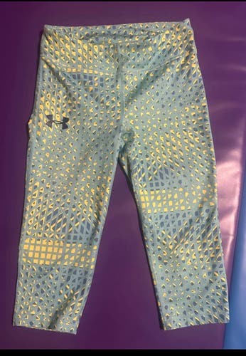 Green Medium/Large? Girls Under Armour Compression (Used) Capri leggings