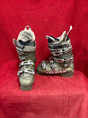 Ski Boots: Mondo 24 & 24.5 Women's Tecnica Ski Boots (Used)