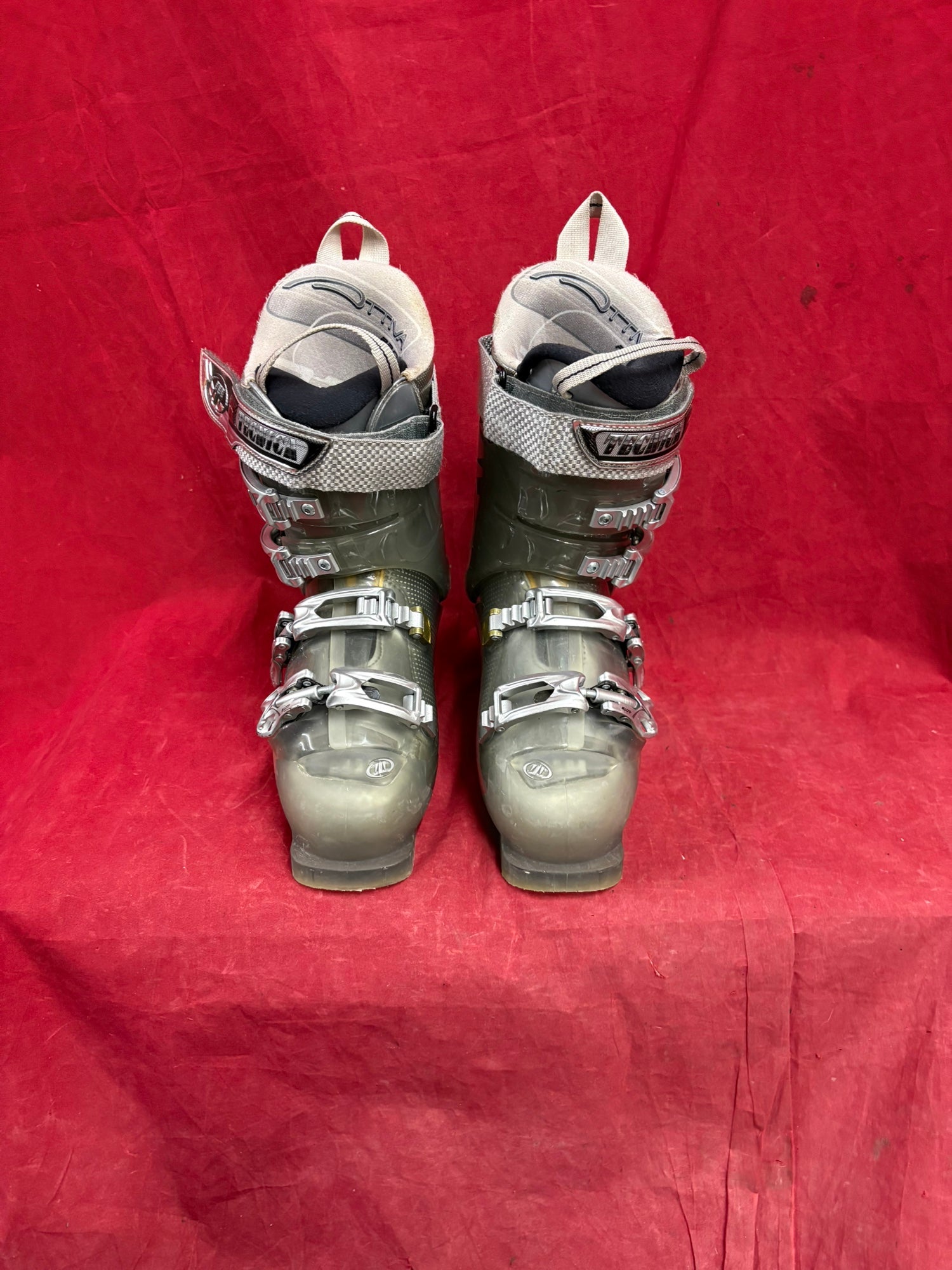 Ski Boots: Mondo 24 & 24.5 Women's Tecnica Ski Boots (Used