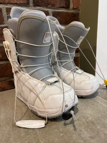 Women's Size M 8.0 (W 9.0) Burton Mint Boa Snowboard Boots Medium Flex All Mountain (Used)