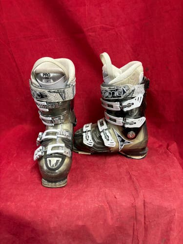 Ski Boots: Mondo 23 & 23.5 Women's Atomic Ski Boots (Used)