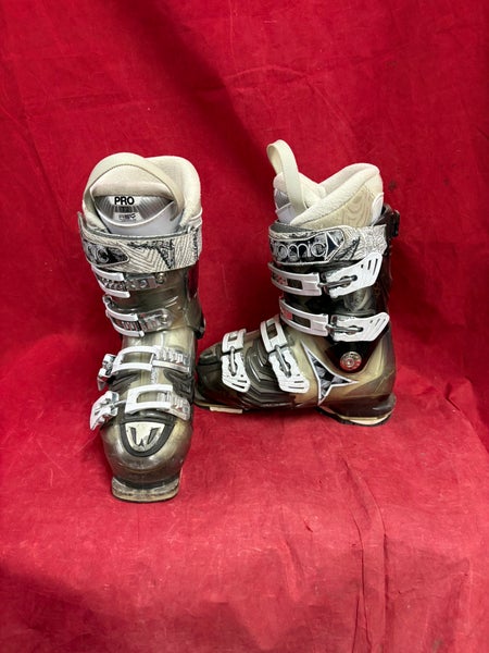 Ski Boots: Mondo 23 & 23.5 Women's Atomic Ski Boots (Used)