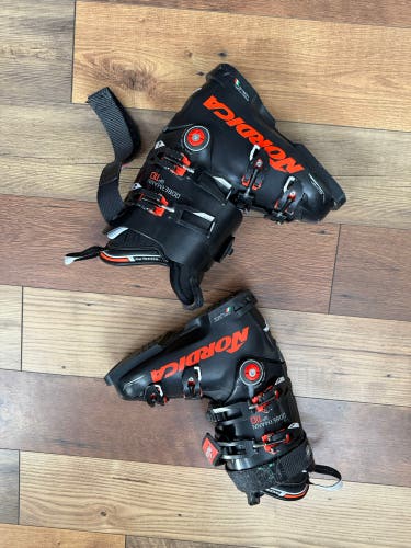 Mondo 24 & 24.5 Unisex Nordica Dobermann Racing Ski Boots Medium Flex (Used)