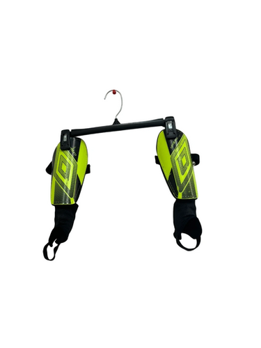 Used Umbro CERAMICA 2.0 Soccer Shin Guards Adult Neon Green MD 11692-S000144572