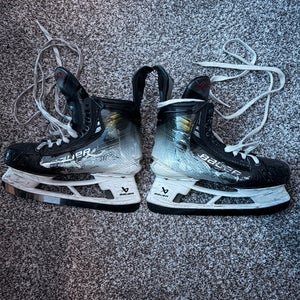 Bauer Vapor Hyperlite 2 Hockey Skates Size 9 Fit 1 (Fly-Ti Blades) (Used)
