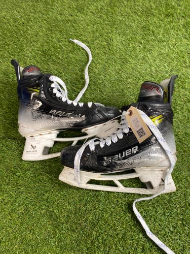 Senior Bauer Vapor Hyperlite 2 Hockey Skates 9.5 (Used)