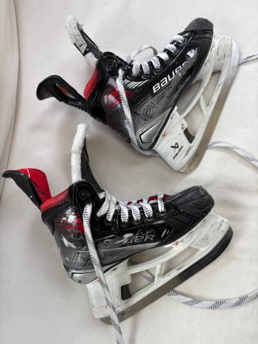 2023 Bauer Vapor X5 Pro Hockey Skates Regular Width Size 1 (Used)