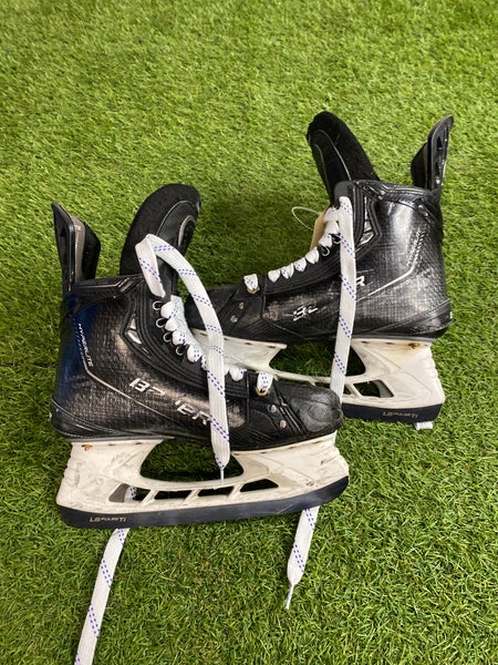 Intermediate Bauer Vapor Hyperlite Hockey Skates 6.5 (Used)