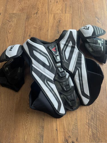 Men's XL Senior Easton Synergy Shoulder Pads (Used)