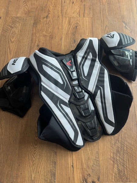 Men's XL Senior Easton Synergy Shoulder Pads (Used)