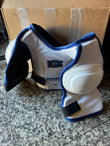 KOHO PROFEEL JUNIOR MEDIUM ICE HOCKEY SHOULDER PADS CHEST PROTECTOR WHITE USED