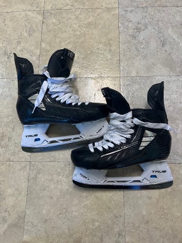 True SVH Hockey Skates Regular Width Pro Stock 9 (Used)