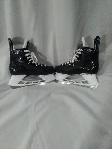 2024 Youth Bauer Vapor Hockey Skates Regular Width Size 5 (Used)