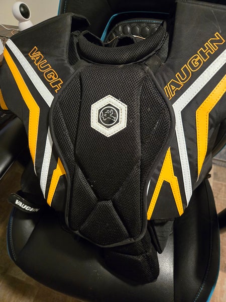 Large Vaughn SLR4 Pro Goalie Chest Protector (Used)