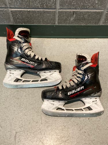 Intermediate Bauer Vapor X4 Hockey Skates Size 5.5 (Used)
