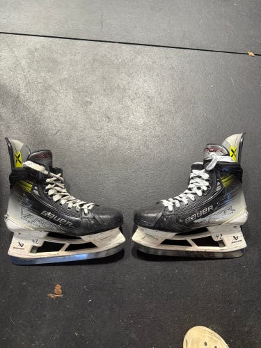 Bauer Vapor Hyperlite 2 Hockey Skates Fit 1
Narrow Width 10.5 (Used) With Fly Ti Blades NO INSOLE