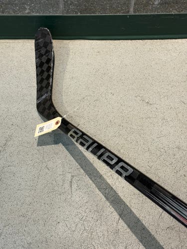 Junior Bauer Vapor Hyperlite 2 Hockey Stick Right Handed P28 50 Flex (Used)