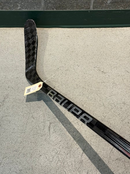 Junior Bauer Vapor Hyperlite 2 Hockey Stick Right Handed P28 50 Flex (Used)
