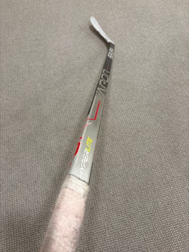 Intermediate Bauer Vapor Hyperlite Left Hand Hockey Stick P28 50 Flex (Used)