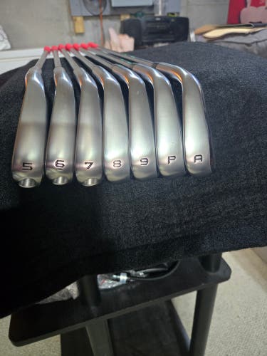 Men's Honma TW757 P Right Handed Iron Set Regular Flex (7 Clubs) #5 - #9, PW, GW Steel Shaft (New)