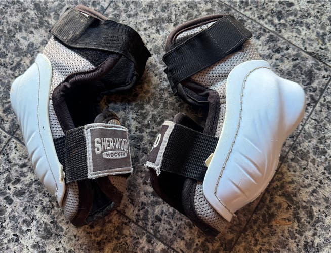 SHERWOOD PHANTOM EP 12 XL JUNIOR HOCKEY ELBOW ARM GUARD PAD WHITE GOOD CONDITION