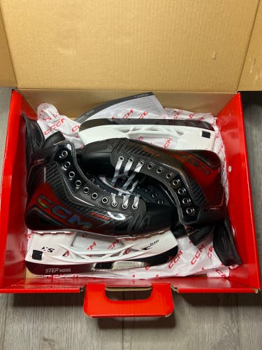 2025 CCM JetSpeed FT8 Pro Hockey Skates Regular Width 8 (New)