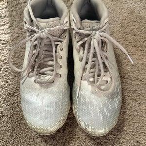 White Kids 6Y (Big Kids / Youth) Youth Under Armour Mid Top (Used)