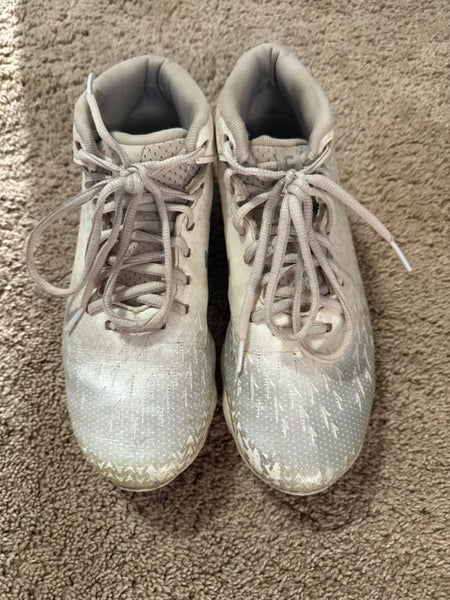 White Kids 6Y (Big Kids / Youth) Youth Under Armour Mid Top (Used)