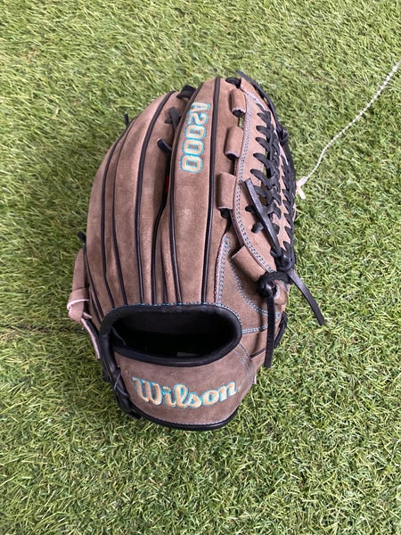 New Wilson A2000 RH Pitcher's Baseball Glove 11.75" (Glove of The Month)
