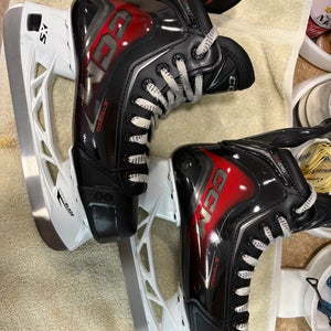 2025 CCM JetSpeed FT890 Hockey Skates Regular Width Size 5.5 (Used)